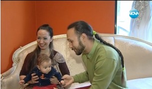 Двамата дизайнери заедно с петмесечното си бебе