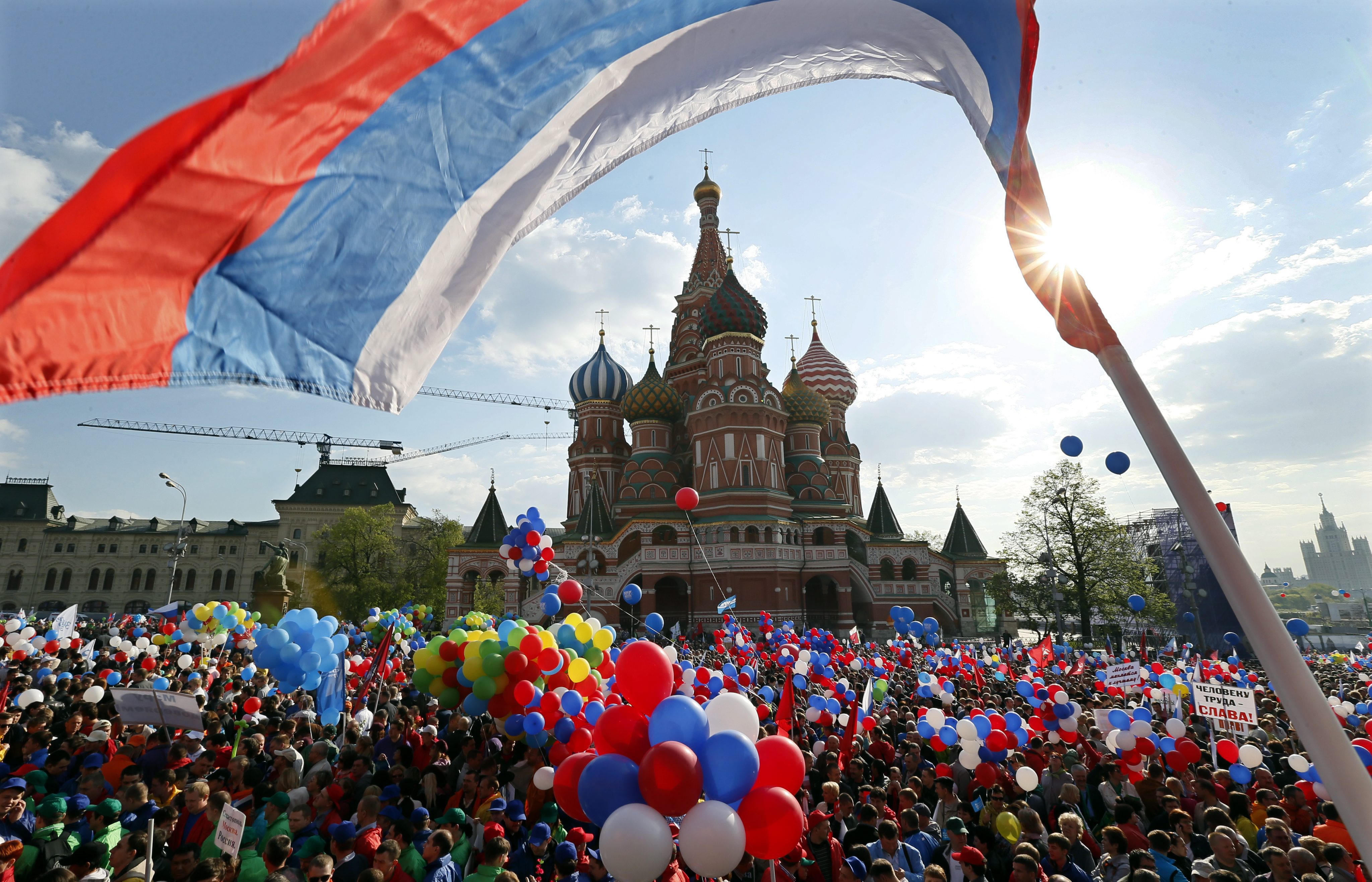 Над 100 хил. души участваха в първомайската манифестация в Москва