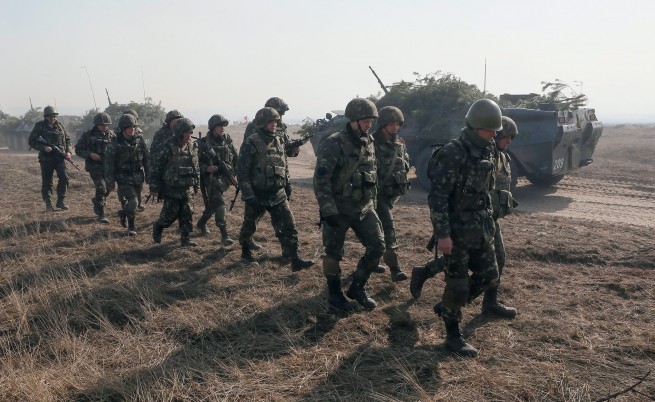 Украински войници бягат в Русия, боевете продължават