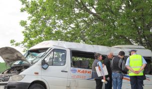 Микробус се е обърнал край Сливо поле, има загинали