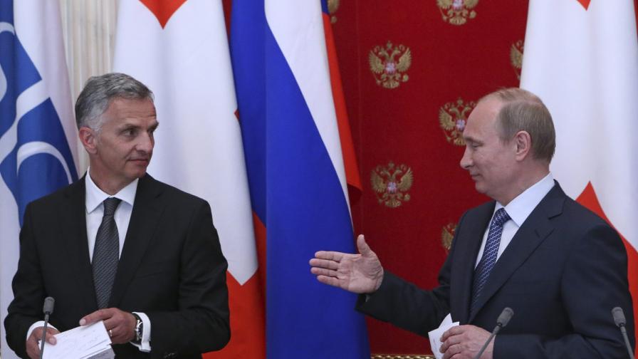 Дидие Буркхалтер (вляво) и Владимир Путин