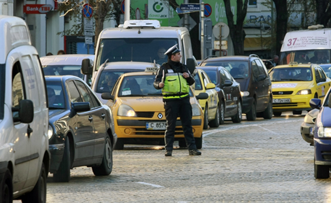 Ще ограничават прекия контакт между полицаи и шофьори