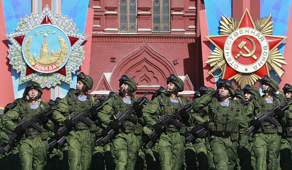 В Русия 9 май, Деня на победата над хитлеристка Германия, традиционно бе отбелязан с внушителен военен парад на Червения площад в Москва