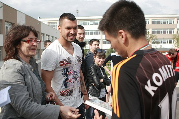 Футболистът на Левски Валери Божинов уважи финалният двубой по футбол1