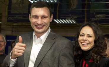 Съпругата на Кличко ще пее преди боя на брат му с Леапай