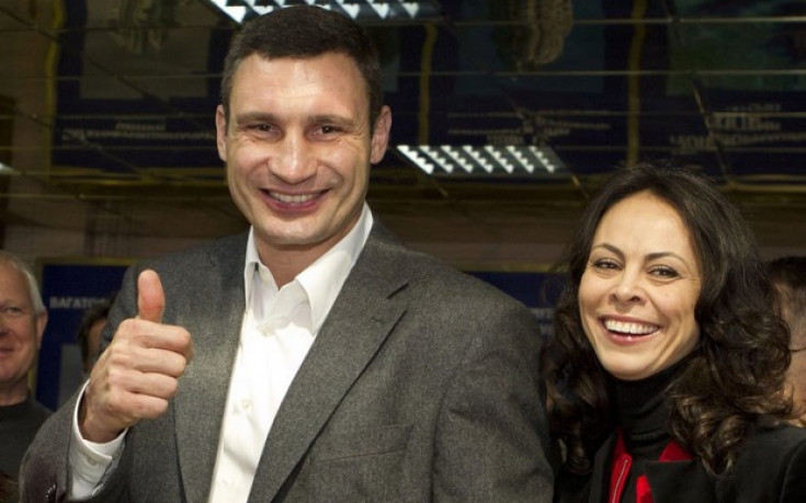 Съпругата на Кличко ще пее преди боя на брат му с Леапай