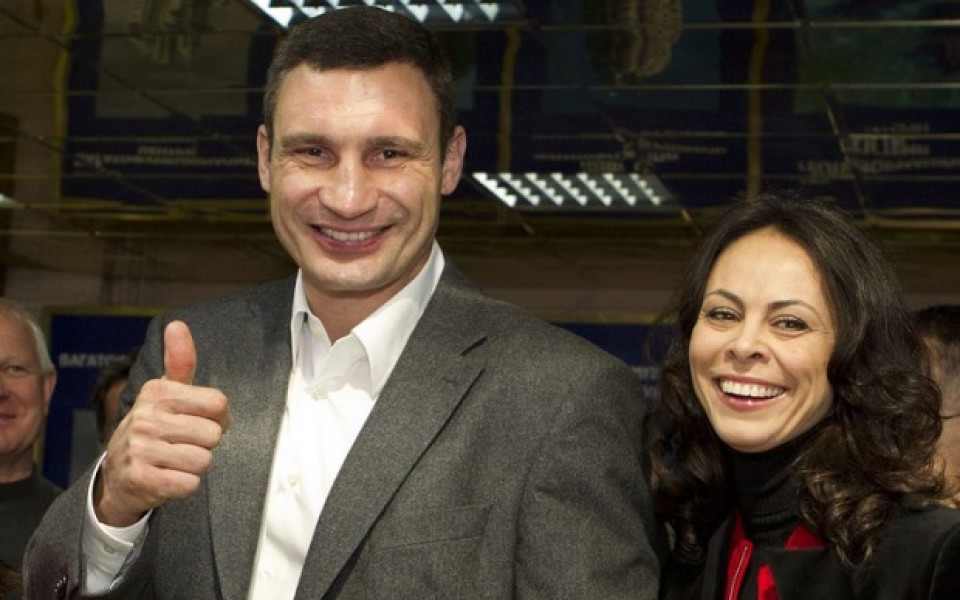 Съпругата на Кличко ще пее преди боя на брат му с Леапай