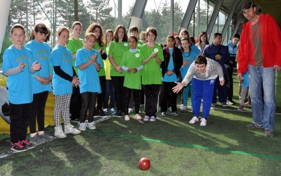 70 деца мерят сили по футбол и народна топка в игрите на „Спешъл Олимпикс