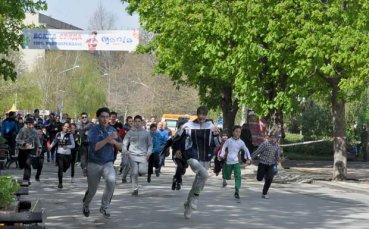 Деветгодишен спечели колело от Първия Великденския крос в Разград, бягаха и татковци с бебета