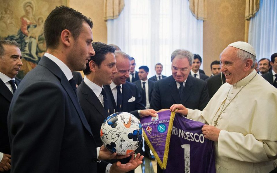 Папа Франциск даде аудиенция на финалистите Наполи и Фиорентина