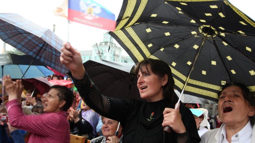 Привърженици на отделянето на Луганска област от Украйна изразяват радостта си от резултатите на референдума