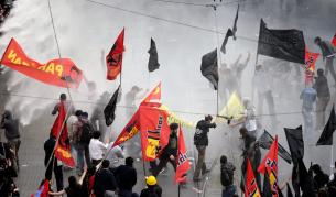 Полицията използва водни струи и вчера в Истанбул