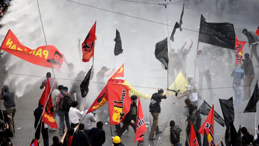 Полицията използва водни струи и вчера в Истанбул