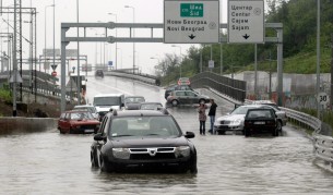 Пълна евакуация на цял град в Сърбия заради наводненията