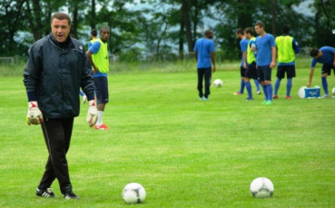 Треньорът на вратарите си тръгна от Черноморец