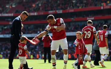 ВИДЕО: Звезди на Арсенал опровергават злостни нападки от фенове