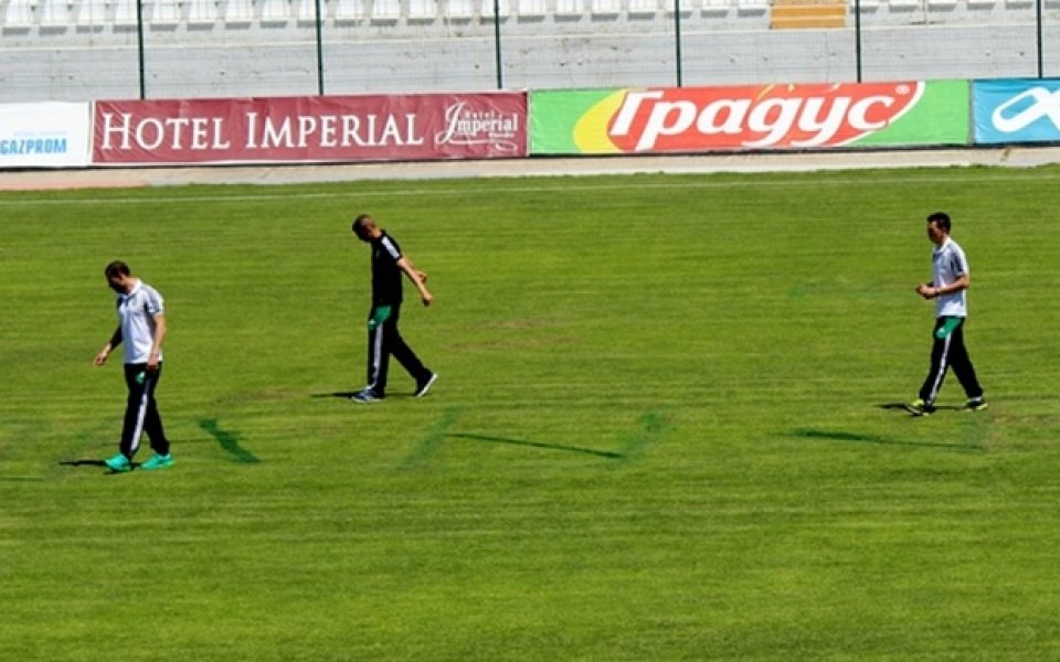 СНИМКИ: Ново посегателство върху терена на стадион Локомотив в Пловдив
