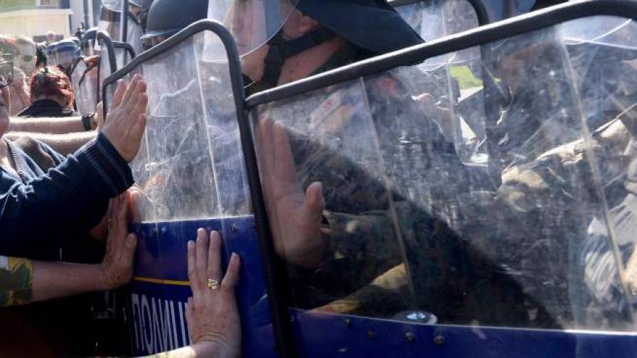 След мирен протест в Скопие - осем ранени и безредици