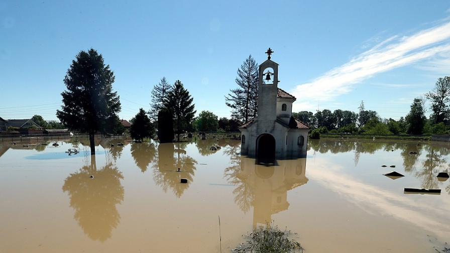  Бедствено състояние в 20 области на Сърбия, жертва 