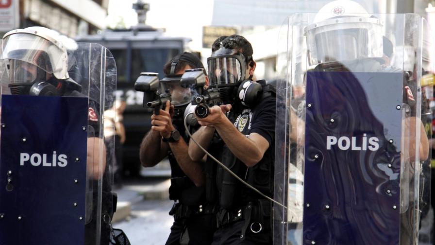 Двама загинали и десетина ранени при сблъсъци в Истанбул