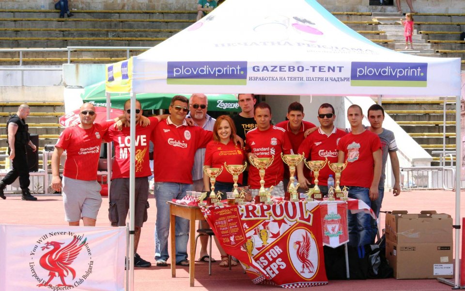 Фенове на Ливърпул организират детски футболен турнир в Пловдив
