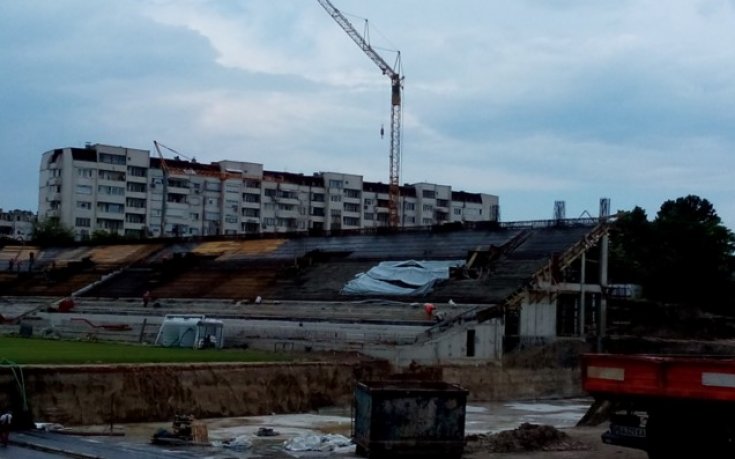 Срутената трибуна не притеснява Ботев
