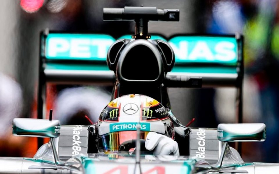 Мерцедес поднови договора си с Петронас