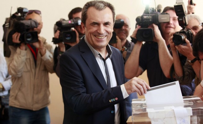 Премиерът Пламен Орешарски гласува на днешните избори за Европейски парламент