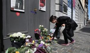 Жена оставя цветя на пред Еврейския музей в Брюксел