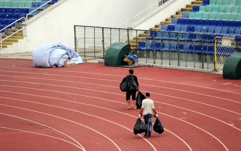 СНИМКИ: Още на 24 май почистиха националния стадион след тържествата на Левски