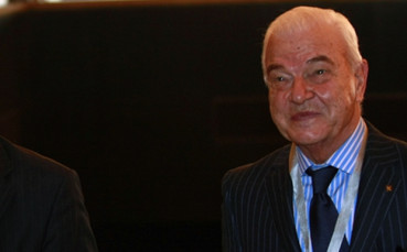 Бившият собственик на ЦСКА Петър Манджуков дари шест реанимобила