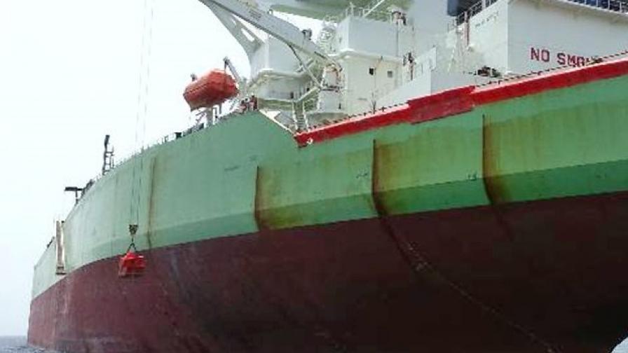 Пирати отвлякоха танкер, за да източат петрола