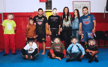 Треньорска съпруга изненада малчугани за детския празник