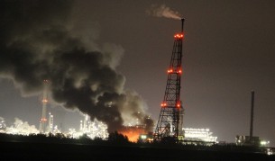 Двама ранени при взривове в завод на "Шел" край Ротердам