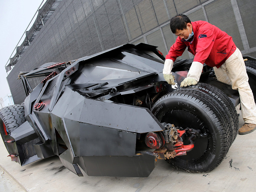 Batmobile е реплика изработена в град Шанхай, Китай. Собственикът на колата Ли Вейли, 26-годишен местен бизнесмен, е проектирал и работил с четири механика за да направи тази реплика в свободното си време. Това му струва около 75 000 юана (8800 евро).