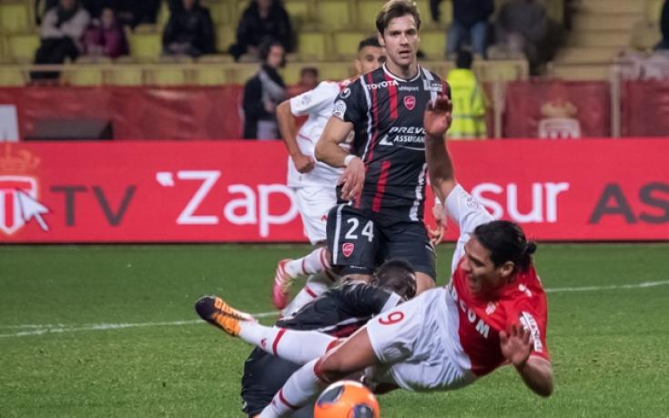 Фенове заплашиха с убийство играча, контузил Фалкао