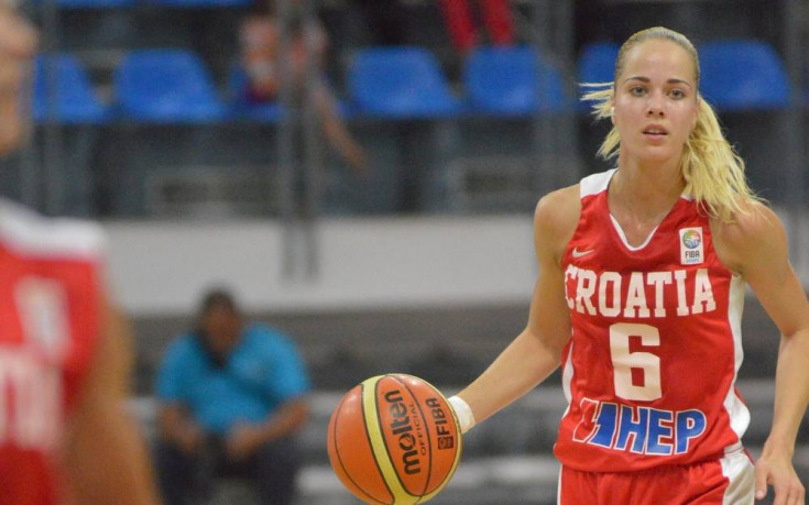 СНИМКИ: Опашки от фенове заради хърватска чаровница в Самоков