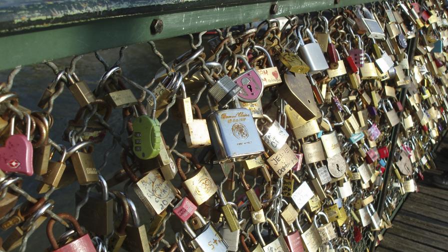 „Любовни катинари“ строшиха мост над Сена