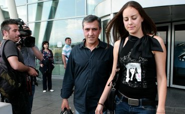 Gong.bg разкри кое е красивото момиче, посрещнало треньора на Левски