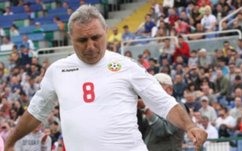 Стоичков игра за сборния тим на света в шоу мач в Ереван