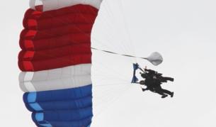 Джордж Буш-старши отбеляза 90-ия си рожден ден със скок с парашут