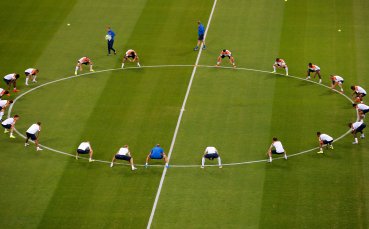 Холандците възстановяват след погрома над Испания