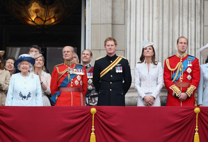 Британската кралица Елизабет II официално отпразнува на 14 юни 88-я си рожден ден като направи традиционния преглед на военните части и присъства заедно със своето семейство на въздушен парад в Лондон