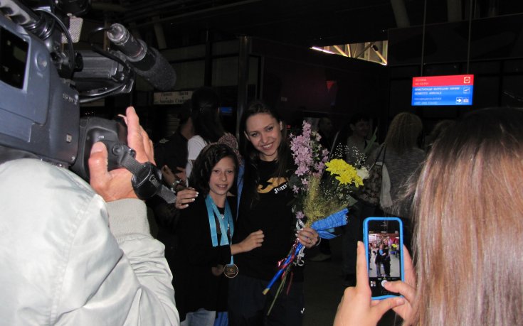 Късно посрещане за гимнастичките ни