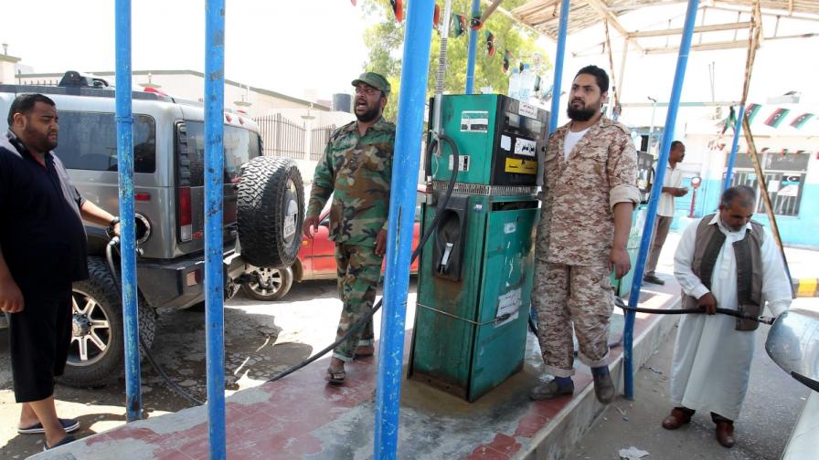 В богатата на петрол Либия: Бой на опашки за бензин, режим на тока
