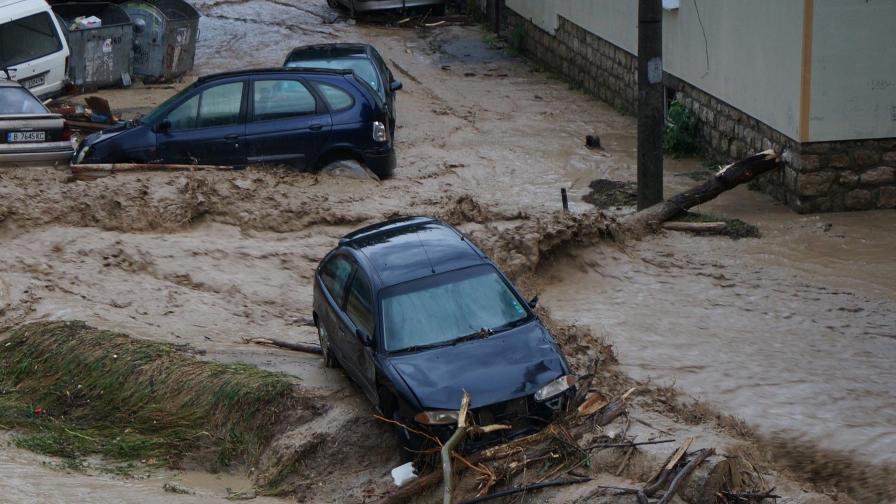 Варна след бедствието: 150 евакуирани, 30 завлечени коли