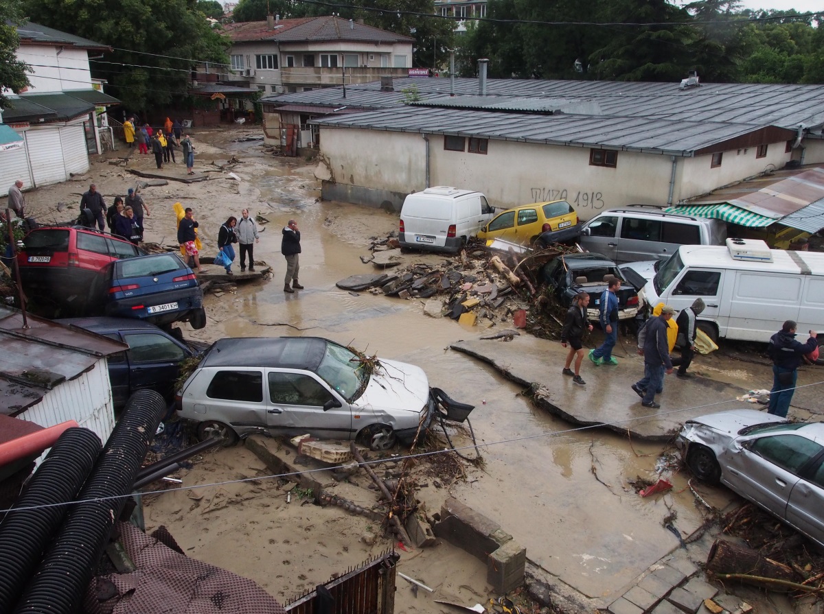 Тежки поражения във варненския квартал Аспарухово след проливния дъжд снощи. Над 2 м приливна вълна влачи коли, дървета покъщнина. Най-малко 10 са жертвите на стихията.