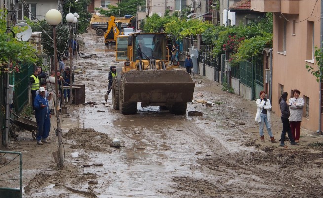 Десетки доброволци и тежка техника са се включили в почистването на пораженията във варненския квартал "Аспарухово"