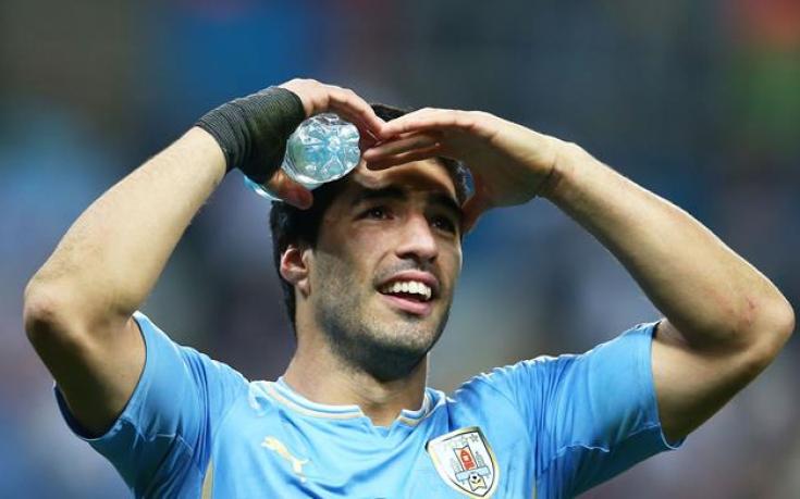 Луис Суарес на линия за мача с Италия