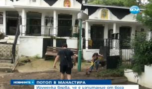 Двуметрова вълна удари и манастир край Бургас